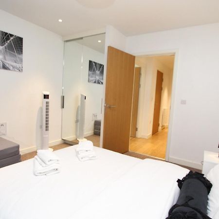 Spacious & Modern 1 Bedroom Close To Station In E16 Лондон Екстериор снимка