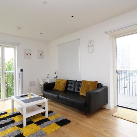 Spacious & Modern 1 Bedroom Close To Station In E16 Лондон Екстериор снимка