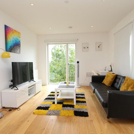 Spacious & Modern 1 Bedroom Close To Station In E16 Лондон Екстериор снимка