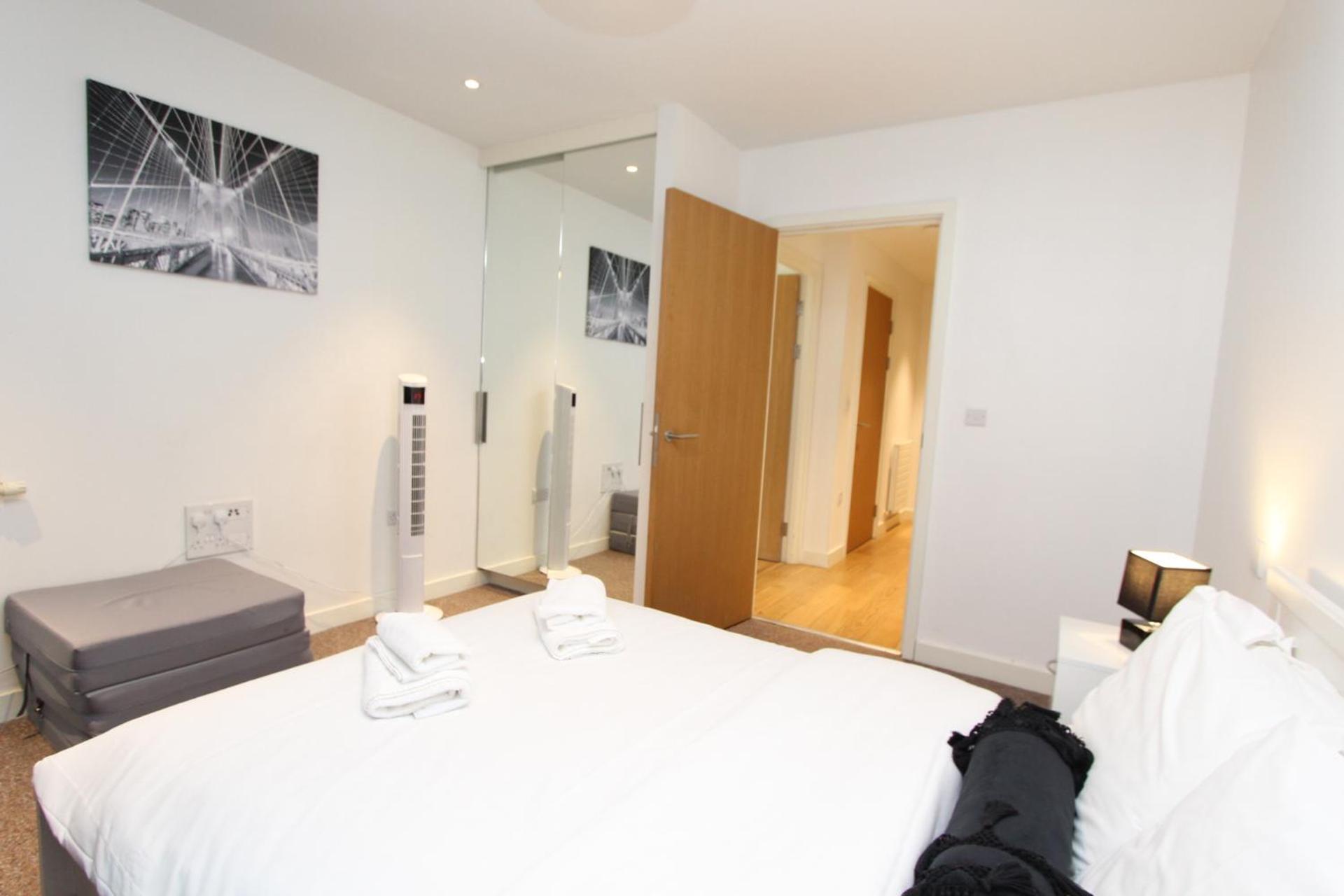 Spacious & Modern 1 Bedroom Close To Station In E16 Лондон Екстериор снимка